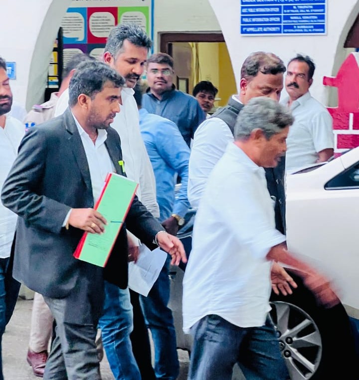 BRS_leaders_get_notices_by_maredipalli_police